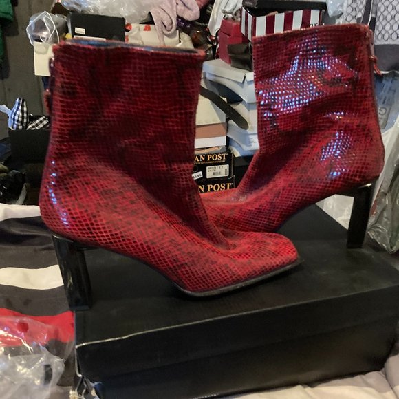 STUART WEITZMAN RED SNAKESKIN BOOTS - Picture 2 of 3